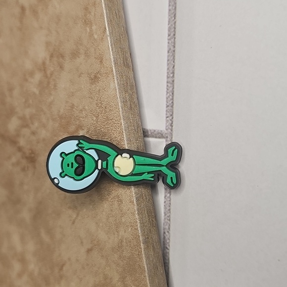 Green Alien Rubber Pin - Picture 1 of 2